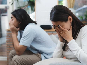2 tháng nay vợ bắt tôi ôm gối ra phòng khách ngủ và chỉ được phép “lên giường trả bài” khi tôi chịu gật đầu đồng ý mua nhà