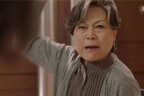 Vô tình nhìn thấy vỉ thuốc dạ dày vợ đang uống, mẹ chồng mặt tái ngắt