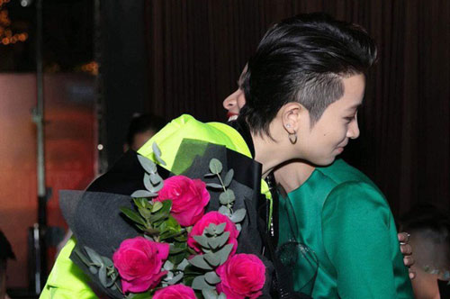 Cuối cùng Hoàng Thùy Linh cũng đăng ảnh bên Gil Lê, lại còn ôm nhau cực tình đủ làm netizen phát sốt