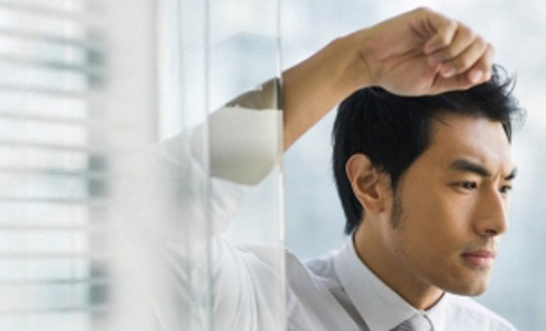 Nghi vợ ngoại tình, tôi tìm cách theo dõi để rồi chết lặng vì cảnh tượng trước mắt