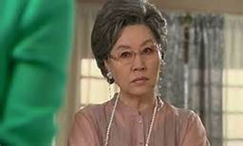 Mẹ nằng nặc bắt tôi bỏ bạn gái sắp cưới vì nhìn thấy thứ này trong túi xách của em