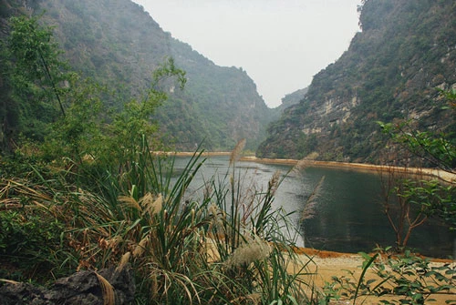 Động Am Tiên nằm ở lưng chừng núi, năm xưa dưới thời vua Đinh là nơi nuôi nhốt hổ báo để trừng trị tử tù. Còn hồ nước lớn nằm giữa toàn bộ khu du tích chính là Ao Giải, vua Đinh cho nuôi cá sấu để ném những kẻ có tội xuống cho cá ăn thịt.