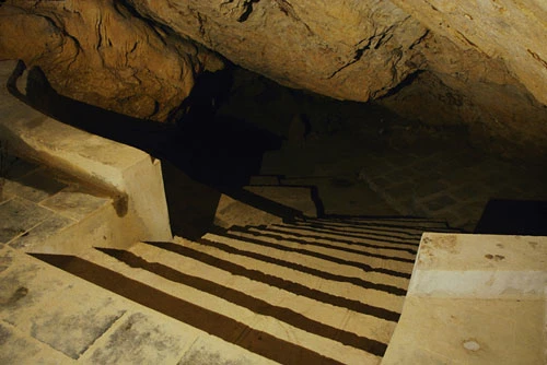 Sâu trong lòng núi của động - chùa Am Tiên, nơi đây có hình dáng giống miệng con rồng nên còn được gọi là hang Rồng. Trong hang có rất nhiều thạch nhũ đá hàng vạn năm tuổi.
