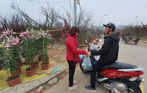 Shipper tăng giá gấp 2 - 3 lần, chủ shop vẫn vui vẻ chịu nửa tiền với khách