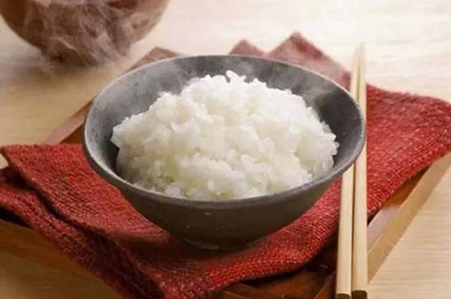 Nấu cơm cho thêm 1 thìa này giúp giảm 50% tinh bột, ăn thoải mái không sợ béo