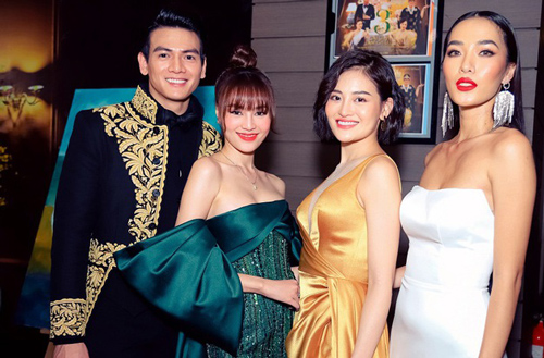 "Gái già lắm chiêu" Ninh Dương Lan Ngọc xuất hiện đỏng đảnh với váy gợi cảm, "càn quét" thảm đỏ