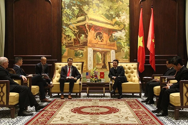 Bộ trưởng Nguyễn Mạnh Hùng và Nghị sỹ Seth Moulton cùng trao đổi về tình hình phát triển công nghệ 5G. Ảnh: MIC