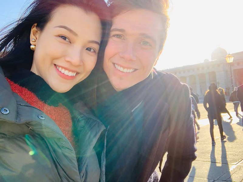 Nhan sắc mặn mà của MC Hoàng Oanh mang bầu với chồng Tây