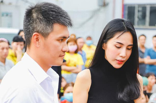 Công Vinh sau 12 năm bên Thủy Tiên: "Lớn hơn em có 1 tuổi nhưng tóc em ngày càng xanh mà tóc anh ngày càng bạc"