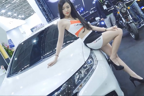 CLIP: Chân dài nóng bỏng khoe dáng bên Honda Civic