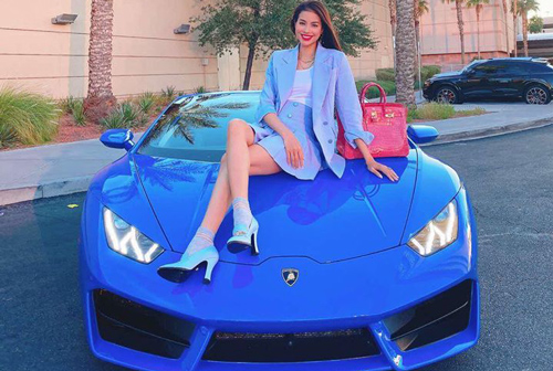 Ở Mỹ, Hoa hậu Phạm Hương liên tục khoe siêu xe hàng khủng