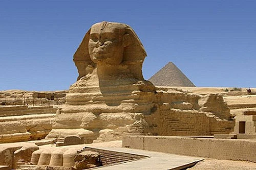 Nằm gần kim tự tháp của pharaoh Khafre trên cao nguyên Giza, Ai Cập là The Great Sphinx of Giza. Đây là tên gọi của tượng nhân sư khổng lồ nổi tiếng của đất nước Ai Cập có niên đại khoảng 4.500 năm.