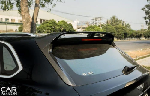 Ở phần đuôi xe, gói nâng cấp mang đến một diện mạo khá thể thao cho Bentayga khi trang bị một cánh gió cỡ lớn gắn cố định trên nắp cốp sau, đồng thời là hai miếng ốp carbon cho viền kính hậu. (Ảnh: Carpassion).