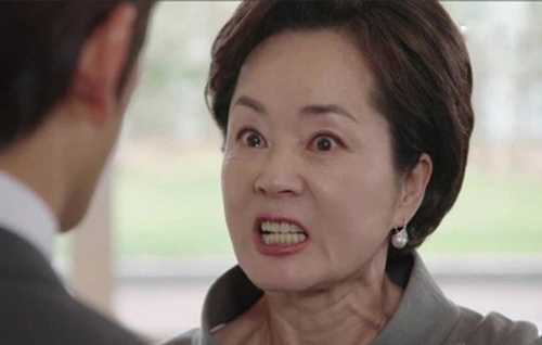 Bắt tại trận con dâu đi nhà nghỉ, mẹ chồng lôi ra đường đánh một trận tơi tả và cái kết dở khóc dở cười