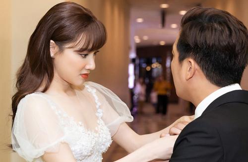 Nhã Phương lại gây sốt với khoảnh khắc chăm sóc Trường Giang cực chu đáo nhưng netizen chỉ dán mắt vào body của cô