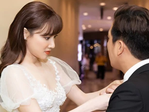 Nhã Phương lại gây sốt với khoảnh khắc chăm sóc Trường Giang cực chu đáo nhưng netizen chỉ dán mắt vào body của cô