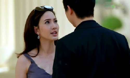 27 Tết dẫn con ra chợ hoa chơi thì bắt gặp chồng đưa người tình đi mua đào, vợ cười tươi không thèm đánh ghen mà lẳng lặng ra "chiêu độc" khiến anh xanh xám mặt mày