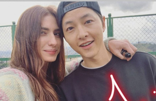 Giữa lúc Song Hye Kyo bị khơi lại chuyện yêu Hyun Bin và Bi Rain, Song Joong Ki lại rạng rỡ chụp hình cùng gái đẹp