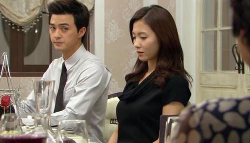 Mẹ chồng thấp thỏm mong con gái về nhà ăn Tết nhưng lại giữ rịt con dâu không muốn cho về ngoại