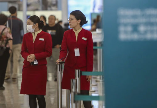 Tiếp viên hàng không đòi đeo khẩu trang trên mọi chuyến bay giữa “bão” virus lạ