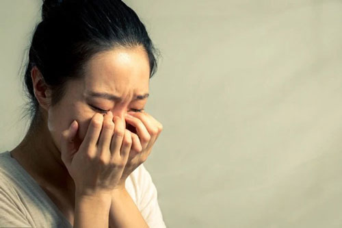 Thấy tôi tận tình sửa cà vạt cho chồng còn anh mỉm cười cảm ơn, con gái 12 tuổi bỗng buông thìa rồi nghiêm túc nói: "Bố mẹ nên ly hôn đi thì hơn!".