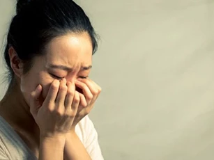 Thấy tôi tận tình sửa cà vạt cho chồng còn anh mỉm cười cảm ơn, con gái 12 tuổi bỗng buông thìa rồi nghiêm túc nói: "Bố mẹ nên ly hôn đi thì hơn!".