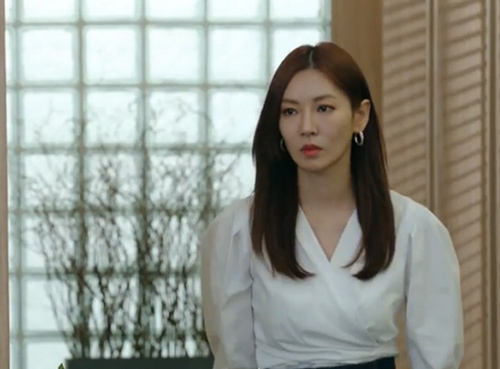 Đi làm về nghe giúp việc cười rúc rích nói với chồng: "Sướng nhé, Tết bận thế này vẫn được em chiều", vợ đứng chết lặng trước cảnh tượng khó tin