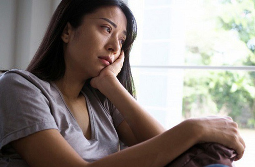 Biếu tiền tiêu Tết nhưng mẹ chồng nhất quyết không nhận, tối ấy nhìn tờ danh sách dài hơn sớ của bà, em tức nghẹn cổ