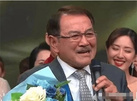Bố chồng cũ Dương Mịch bật khóc trên sóng trực tiếp của TVB - Ảnh 3.