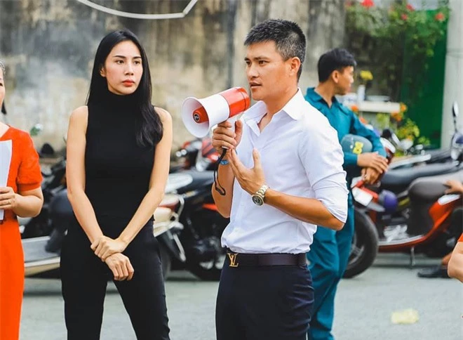 Công Vinh sau 12 năm bên Thủy Tiên: Lớn hơn em có 1 tuổi nhưng tóc em ngày càng xanh mà tóc anh ngày càng bạc - Ảnh 1.