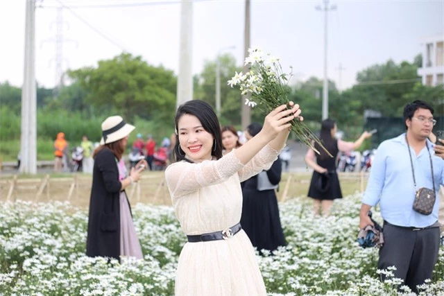 Du khách hào hứng “check – in” vườn cúc hoạ mi đầu tiên tại Đà Nẵng - 7