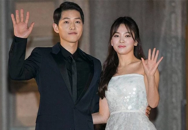 Giữa lúc Song Hye Kyo bị khơi lại chuyện tình cũ với Hyun Bin và Bi Rain, Song Joong Ki cũng có động thái mới khi chụp hình cùng gái đẹp - Ảnh 3.