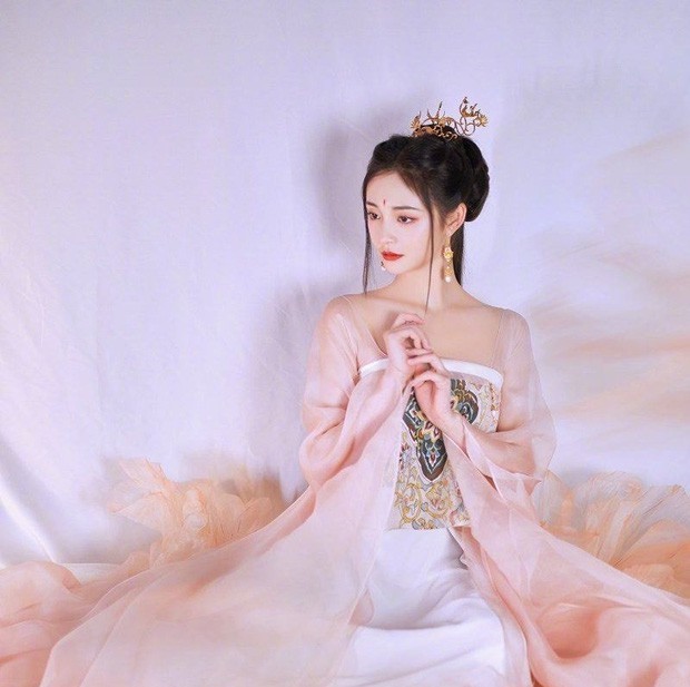 Mỹ nhân vô duyên nhất Trung Quốc tung bộ ảnh cổ trang 'cực căng'