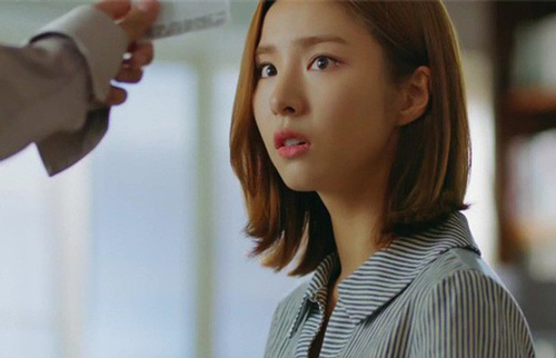 Lấy chồng giàu tôi vẫn phải dấm dúi tiền biếu Tết nhà ngoại, câu nói của chồng khi phát hiện khiến tôi muốn ly hôn