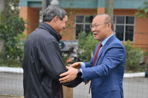 Trước khi ra sân bay về Hàn Quốc ăn Tết, HLV Park Hang-seo làm điều lay động lòng người