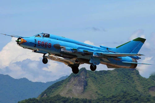 Theo bảng công bố của World Air Forces vừa mới phát hành, Không quân Việt Nam hiện đang sở hữu 34 máy bay cánh cụp cánh xoè Su-22. Nguồn ảnh: Airliners.