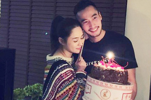 Mặc bao phốt tình ái, lừa đảo của chồng, Chung Hân Đồng vẫn e lệ nép chặt bên ông xã khi được tổ chức sinh nhật