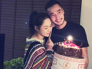 Mặc bao phốt tình ái, lừa đảo của chồng, Chung Hân Đồng vẫn e lệ nép chặt bên ông xã khi được tổ chức sinh nhật