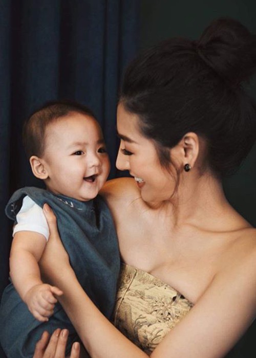 Á hậu Tú Anh khoe chồng chăm con cực khéo, chiều vợ hết mực