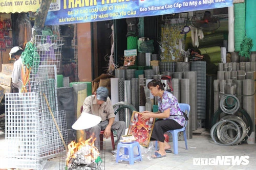 Người dân hóa vàng mã.