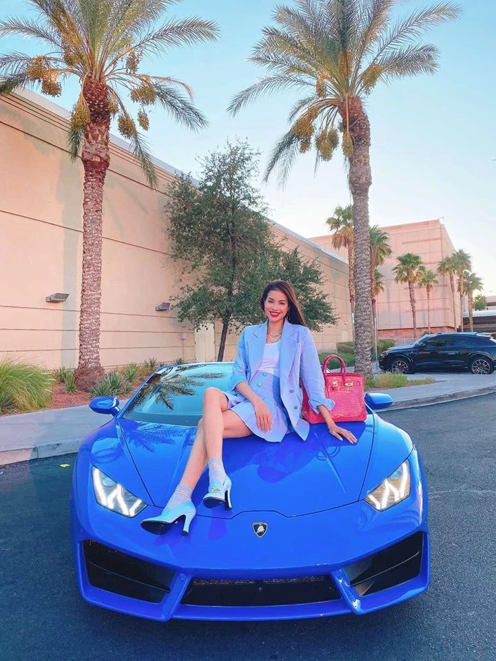 Mới đây nhất, cô khoe dáng thướt tha trên siêu xe Lamborghini Huracan LP580-2 Spyder màu xanh dương tuyệt đẹp. Được biết đây là phiên bản mui trần của dòng siêu xe Lamborghini Huracan LP580-2. Ở Việt Nam hiện cũng đã có hai chiếc tương tự.  