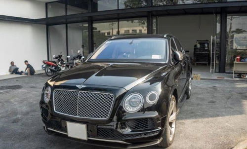 Bentley Bentayga sở hữu lớp sơn ngoại thất màu đen bóng mạnh mẽ và thuộc phiên bản sử dụng động cơ W12 (Ảnh: Carpassion).