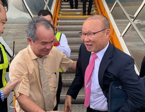 Bầu Đức không còn phải trả lương cho HLV Park Hang Seo