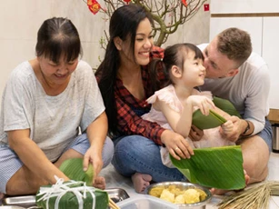 Phương Vy hướng dẫn ông xã và con gái gói bánh chưng đón Tết