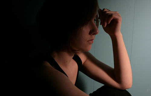 Bao dồn nén trên xe, về đến nhà tôi mới dám bật khóc nhưng sau phút cảm thông ban đầu, mẹ chồng bắt đầu bóng gió chê trách khiến tôi hoang mang choáng váng