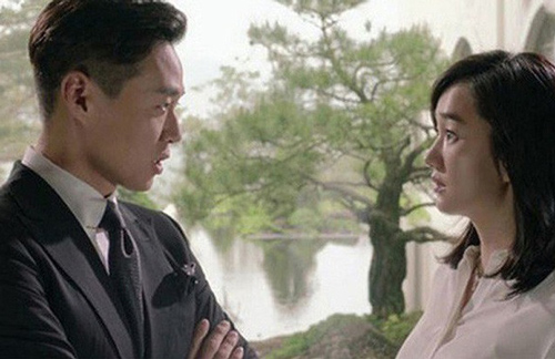 Chồng nghi ngờ vợ ngoại tình cho đến khi lục lọi túi xách của vợ và phát hiện sự thật ngã ngửa