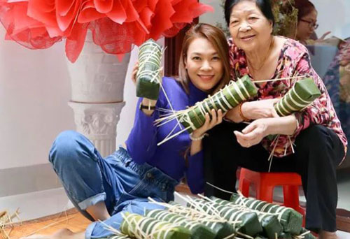 Mỹ Tâm và các sao Việt gói bánh chưng, trang hoàng nhà cửa đón Tết