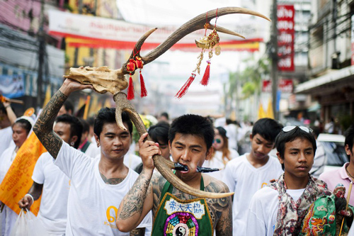 "Sởn gai ốc" xem Lễ hội xiên mình ở Thái Lan