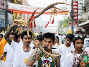 "Sởn gai ốc" xem Lễ hội xiên mình ở Thái Lan