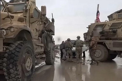 Lính Mỹ đã nhiều lần chặn đoàn xe quân sự của Nga tại Đông Bắc Syria. Ảnh: Defence Blog.